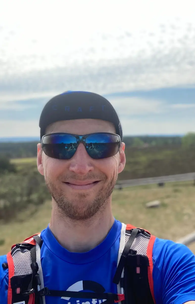 portaibild von lauf coach in hamburg daniel fahje mit sonnenbrille