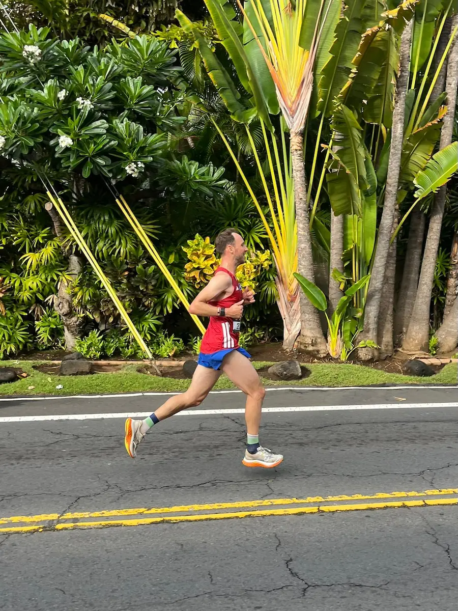 Triathlon Coach Daniel Fahje beim Lauftraining in Hamburg - Individuelles Coaching für Athleten.