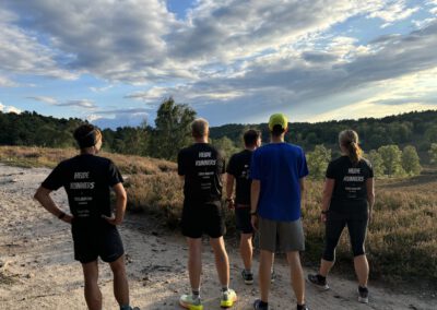Laufgruppe Heide Runners posiert in der Fischbeker Heide