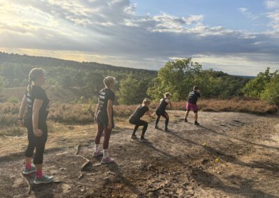 Heide Runners machen Kniebeugen in der Fischbeker Heide